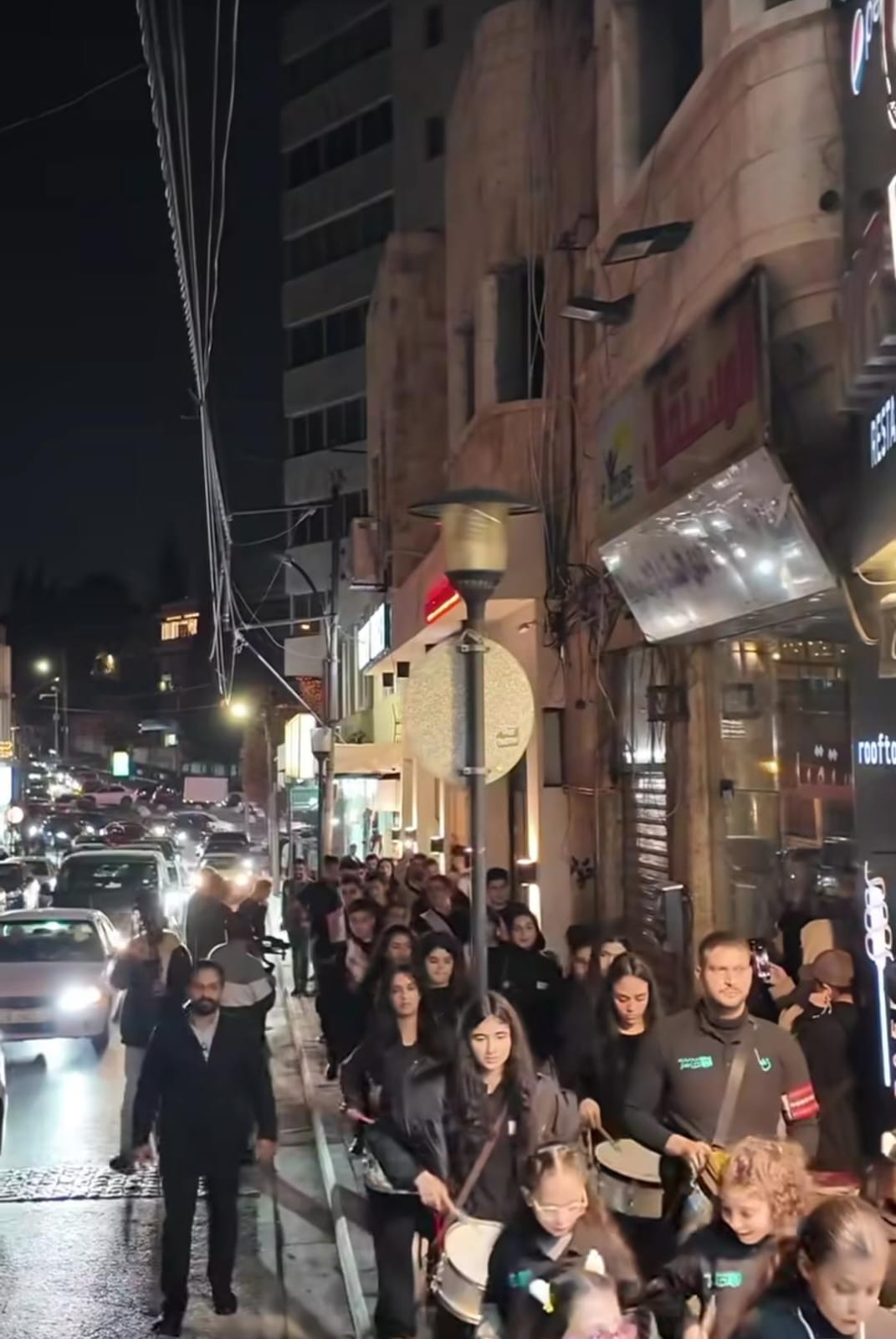 عرض موسيقي في شارع "الرينبو" بجبل عمّان بمشاركة العديد من فرق مراكز زها المميزة