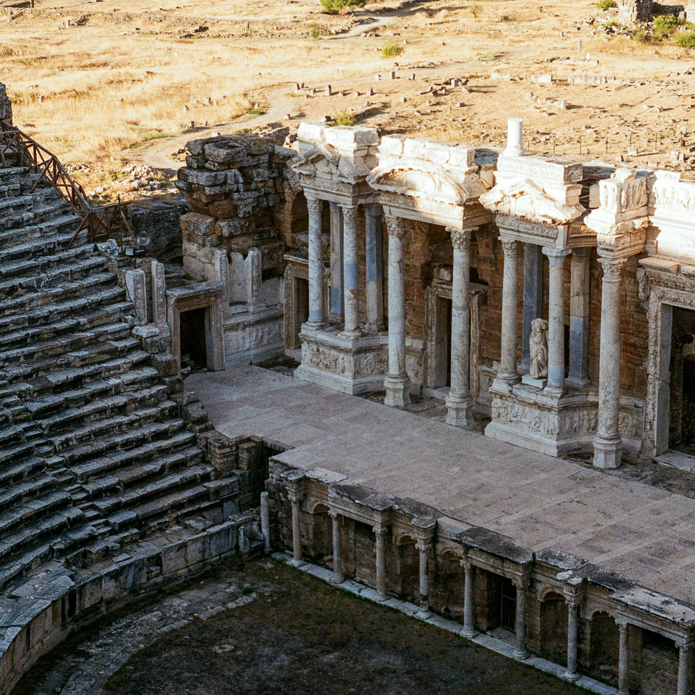 المسرح وطن يستحقه الجميع