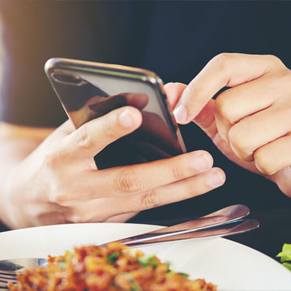 تناول الطعام بدون هاتف يعزز العلاقات الأسرية