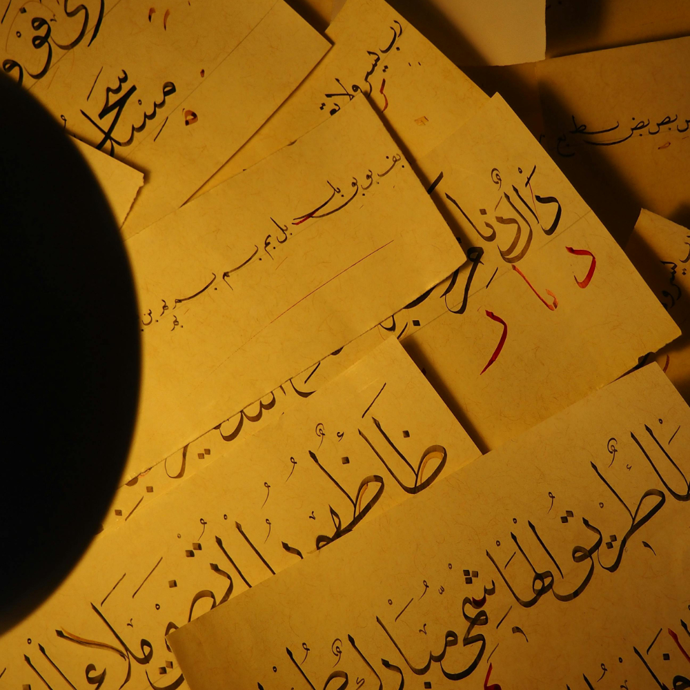 الخط الديواني لغة الجمال وسحر الإنحناءات