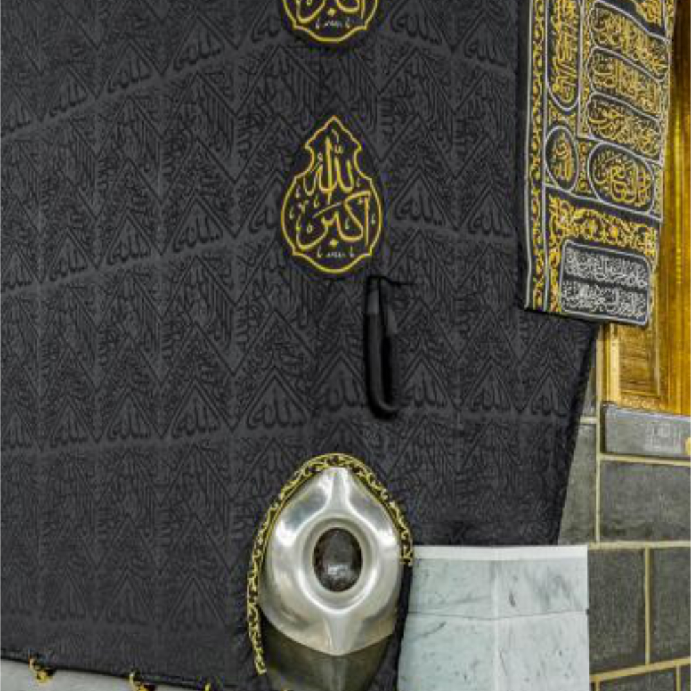 الحجر الأسود… نقطة البداية لزوار بيت الله الحرام